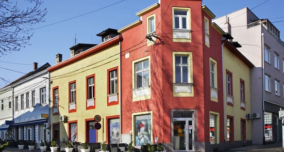 photo of street and buildings in Bihać, Bosnia and Herzegovina.