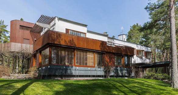 Photo of Villa Mairea is a villa, guest-house, and rural retreat designed and built by the Finnish modernist architect Alvar Aalto for Harry and Maire Gullichsen in Noormarkku, Finland.