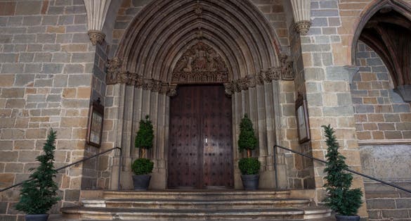 photo of Iglesia de San Saturnino entrance in Pamplona, Spain.