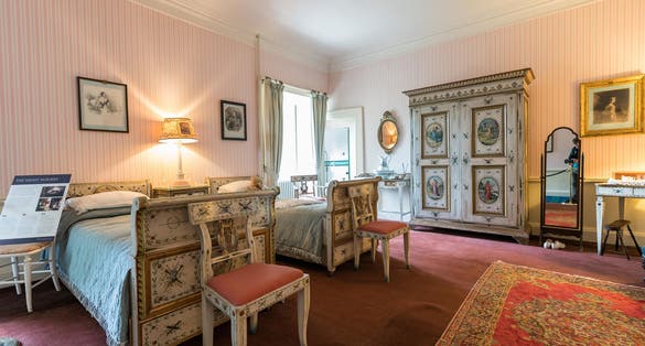 Dunrobin Casle interior. Bedroom.