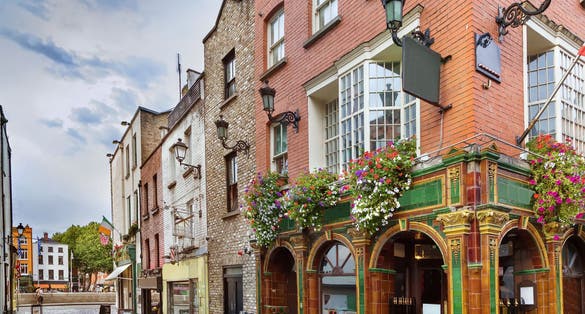photo of view of Temple Bar street in Dublin city center, Ireland.