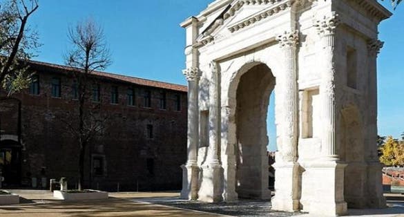 photro of Arco dei Gavi .