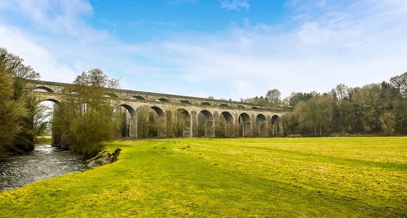Photo of the aqueduct and the railway viaduct at Chirk, Wales.