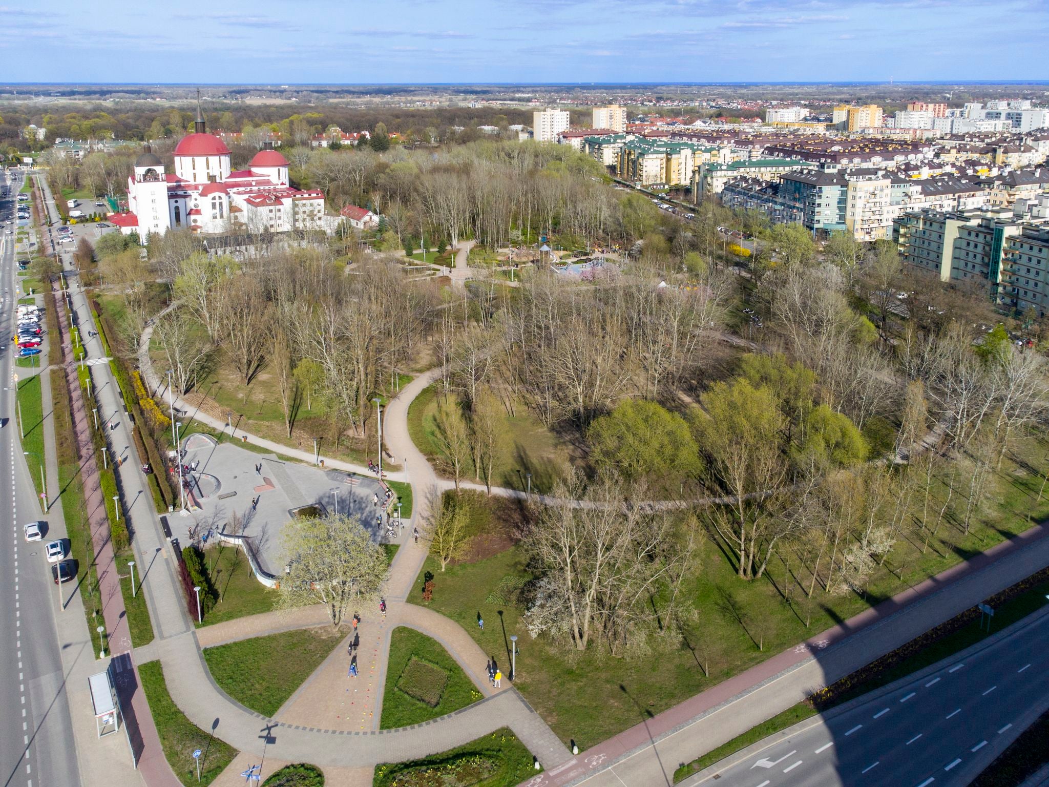 Park Przy Bażantarni na warszawskim Ursynowie. Widok z powietrza znad skrzyżowania al. Komisji Edukacji Narodowej i ulicy Przy Bażantarni