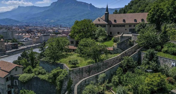 The museum and its gardens © Jack Trebor Prod