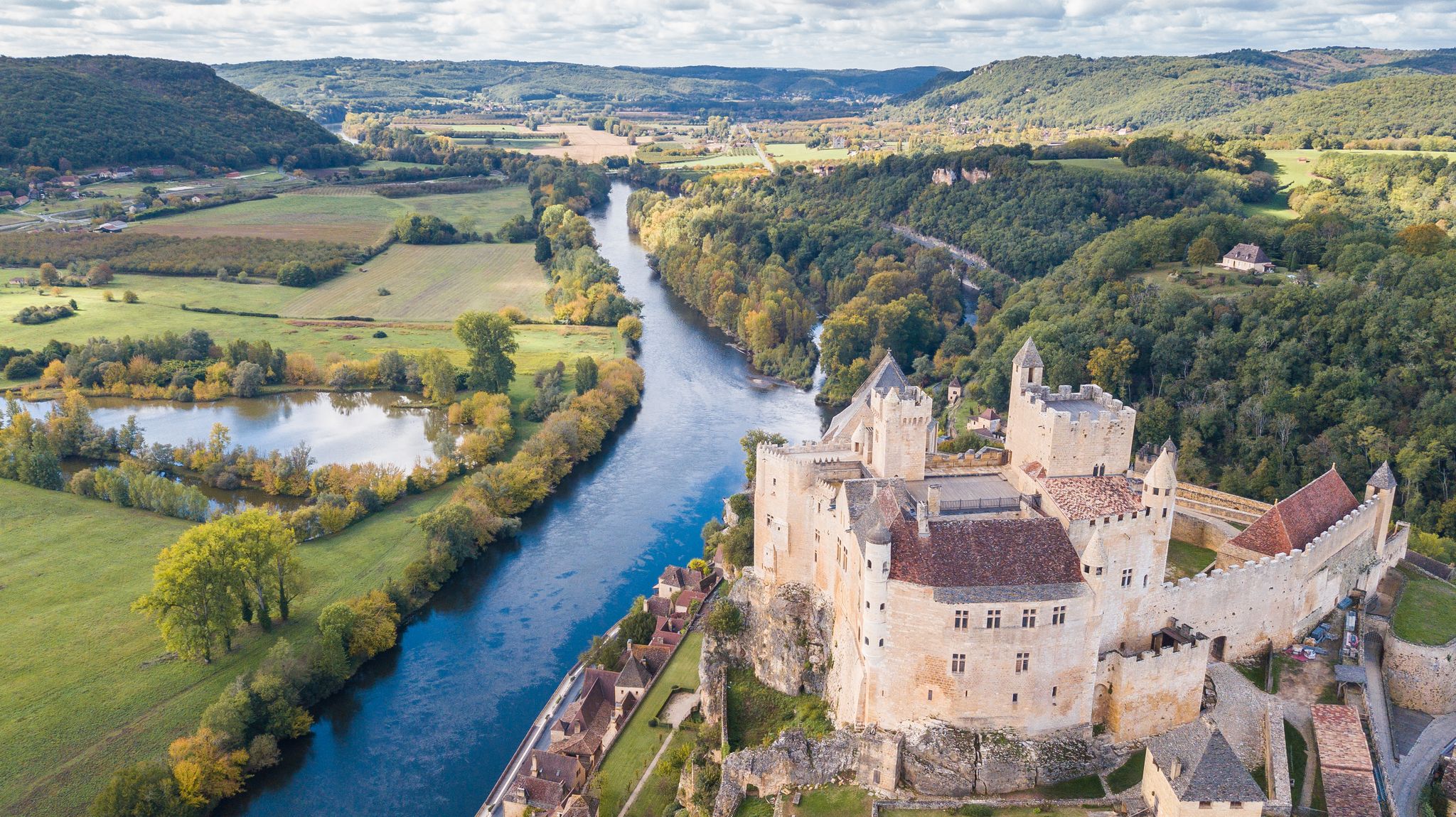 photo of aerial view of Château de Beynac and beynac et cazenac town, France.