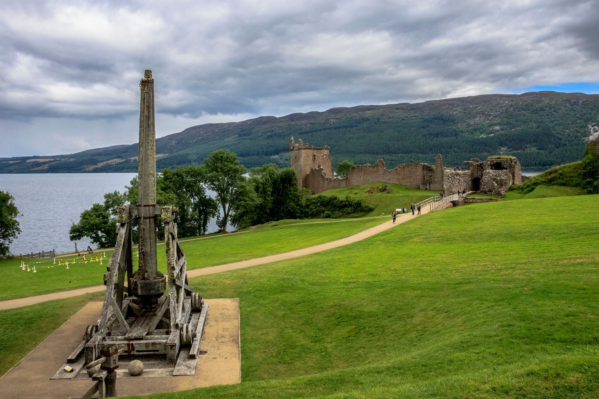 Urquhart Castle and Catapult. Loch Ness, Drumnadrochit, Inverness, Scotland, United Kingdom.