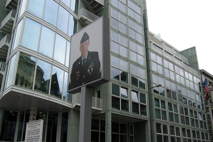 Warnemuende Shore Excursion: Private Sachsenhausen Memorial and Berlin Tour