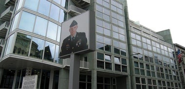 Warnemuende Shore Excursion: Private Sachsenhausen Memorial and Berlin Tour