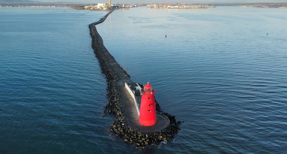 photo of view of Poolbeg Lighthouse is an active aid to navigation at the mouth of the River Liffey, Dublin, Irland.