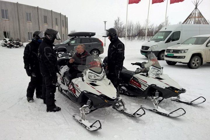 Snowmobile safari in the mountain plateau of Finnmarksvidda