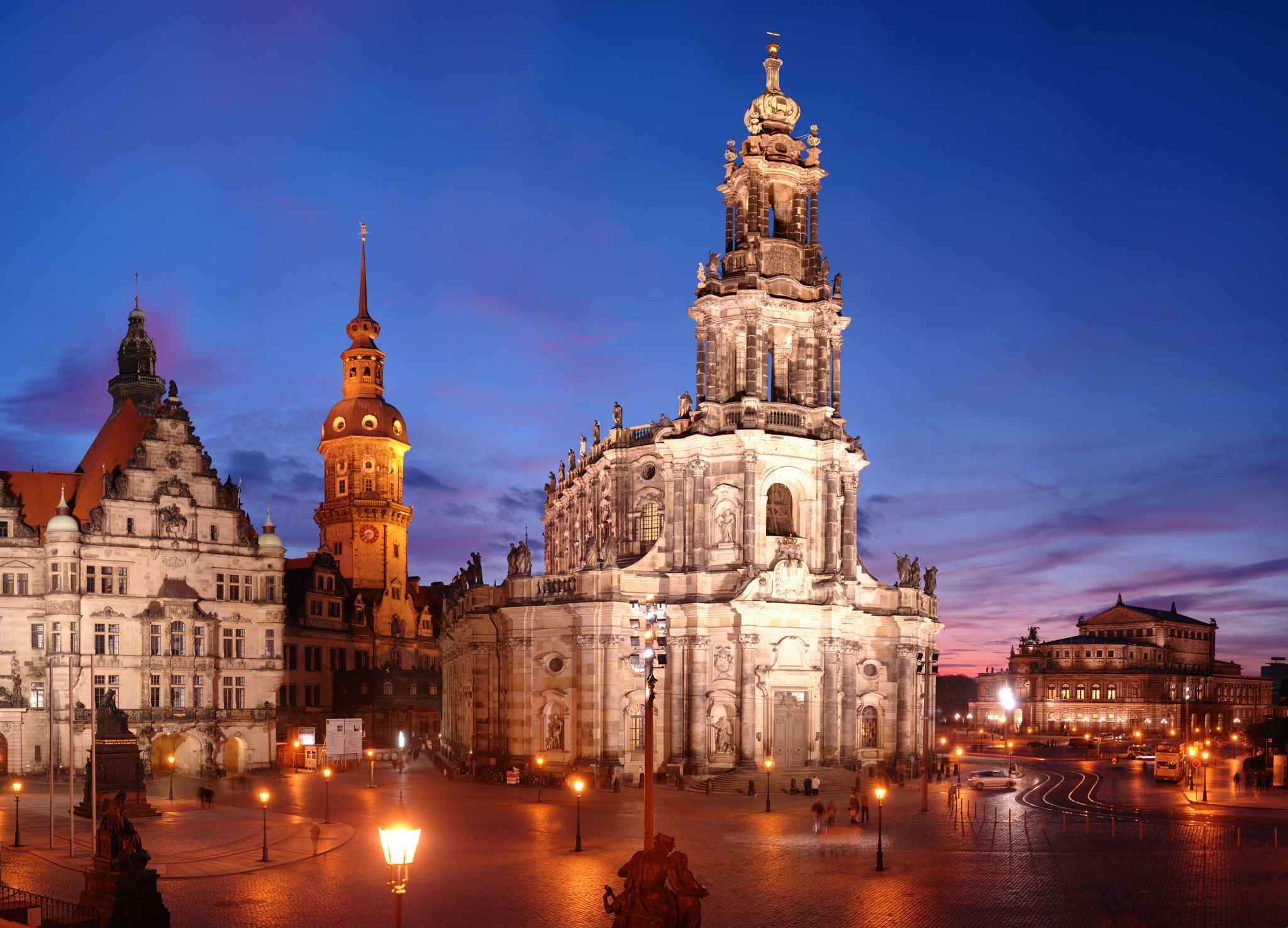 Katholische Hofkirche with Dresden Castle on the left and Semperoper on the right.