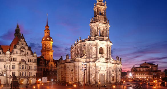 Katholische Hofkirche with Dresden Castle on the left and Semperoper on the right.