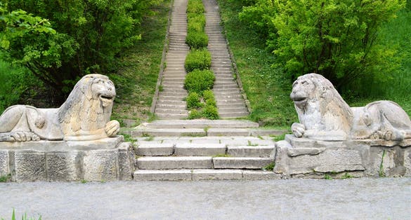 Photo of two stone lions guard the entrance.