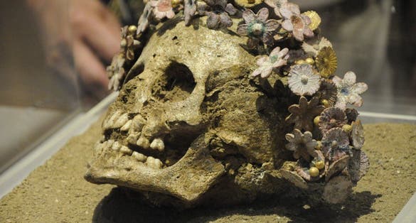 photo of Weitere Einzelheiten Schädel eines Mädchens mit Blumenkranz, Patras, Greece.