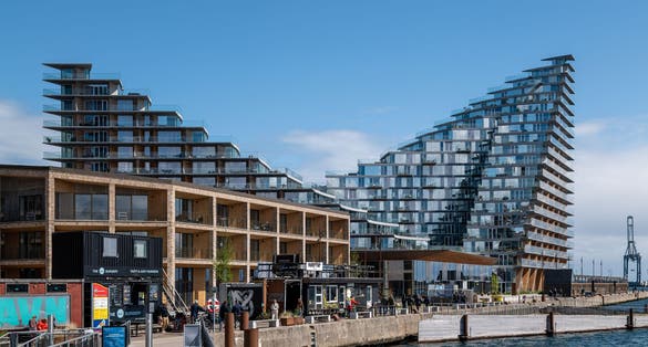 Photo of a V-shaped high-rise-building in Aarhus for the "Basin 7" project at the Aarhus Island Promenade.