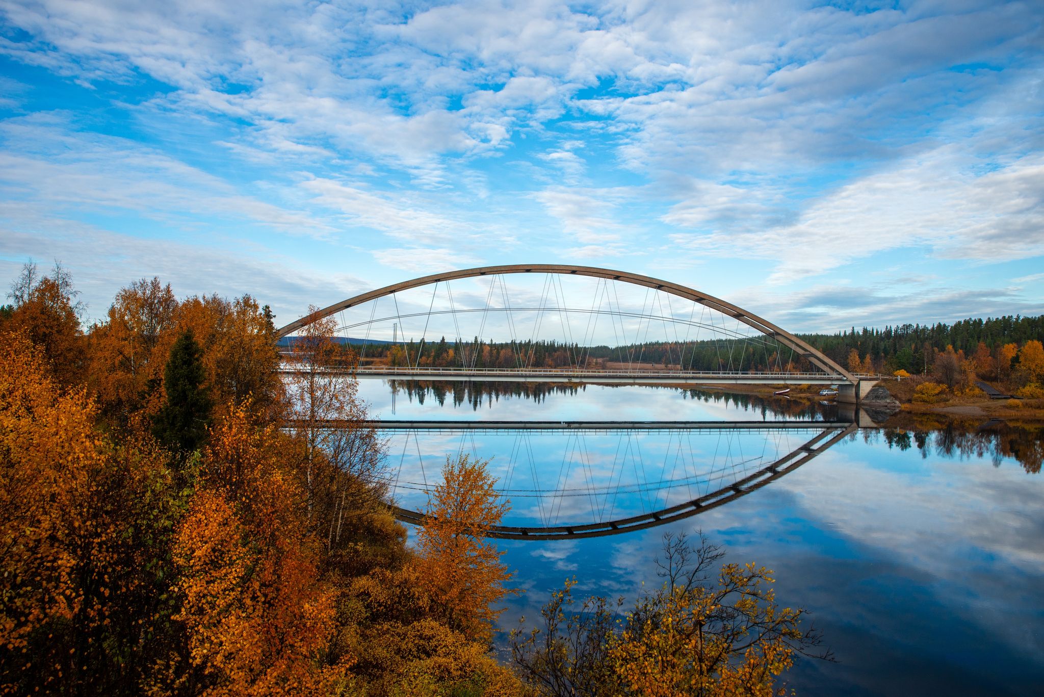 came driving from Gällivare on the way to Kiruna one summer day and passed this nice old bridge that is no longer used for vehicles.