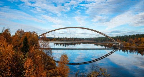 came driving from Gällivare on the way to Kiruna one summer day and passed this nice old bridge that is no longer used for vehicles.