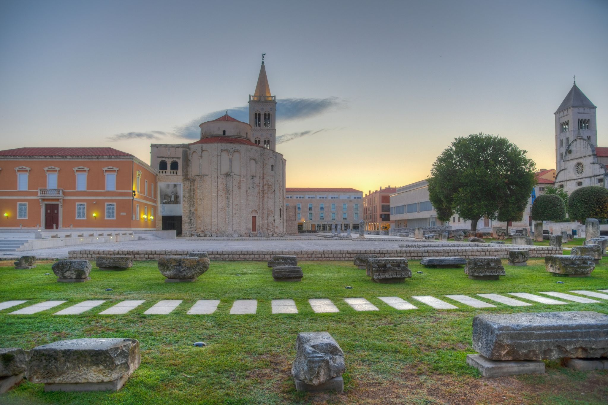 Vista del amanecer de la plaza Zeleni trg en Zadar con la iglesia de Saint Donatus, la iglesia de Santa Marija y el museo arqueológico