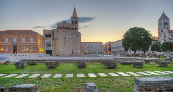 Vista del amanecer de la plaza Zeleni trg en Zadar con la iglesia de Saint Donatus, la iglesia de Santa Marija y el museo arqueológico