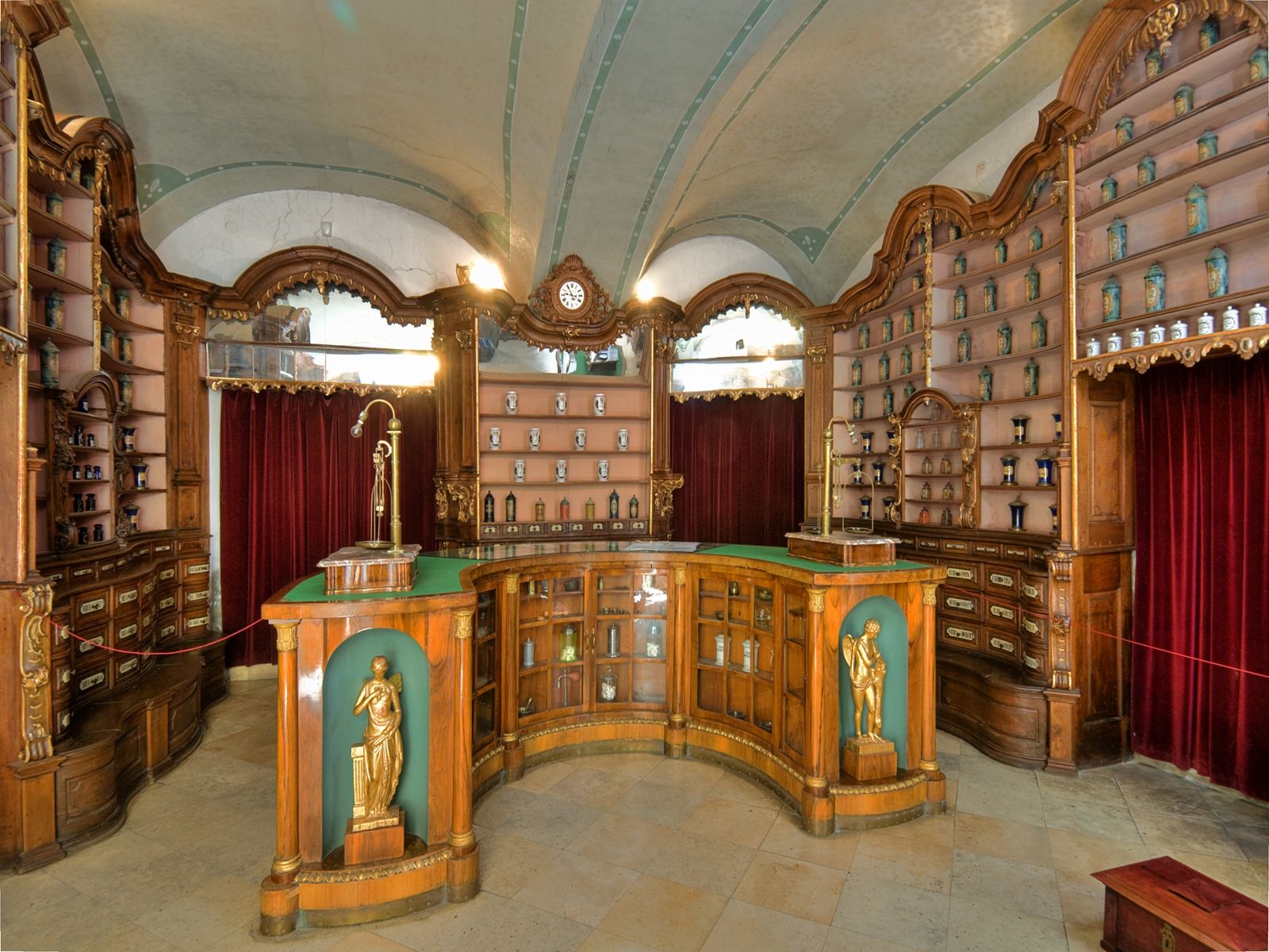 photo of Fekete Sas Patikamúzeum .