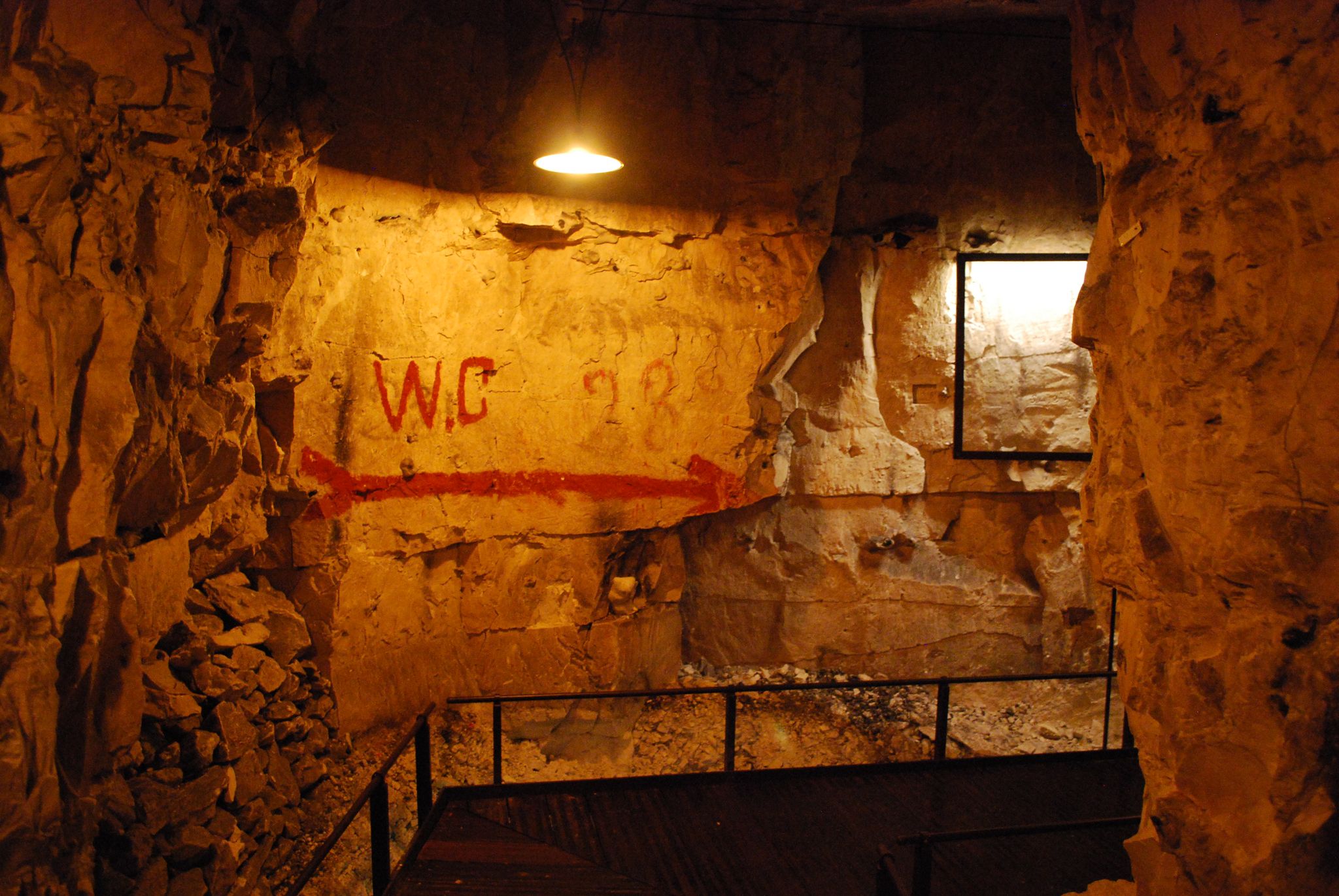 The inscriptions in red date from the Second World War; those in black date from the First.