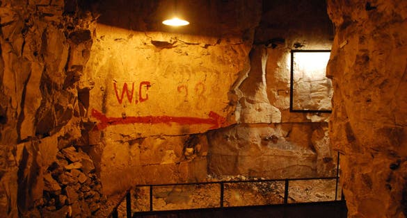 The inscriptions in red date from the Second World War; those in black date from the First.