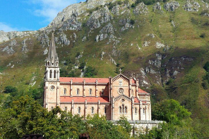 Lakes of Covadonga, Onis Cangas and Ballasts Tour from Oviedo