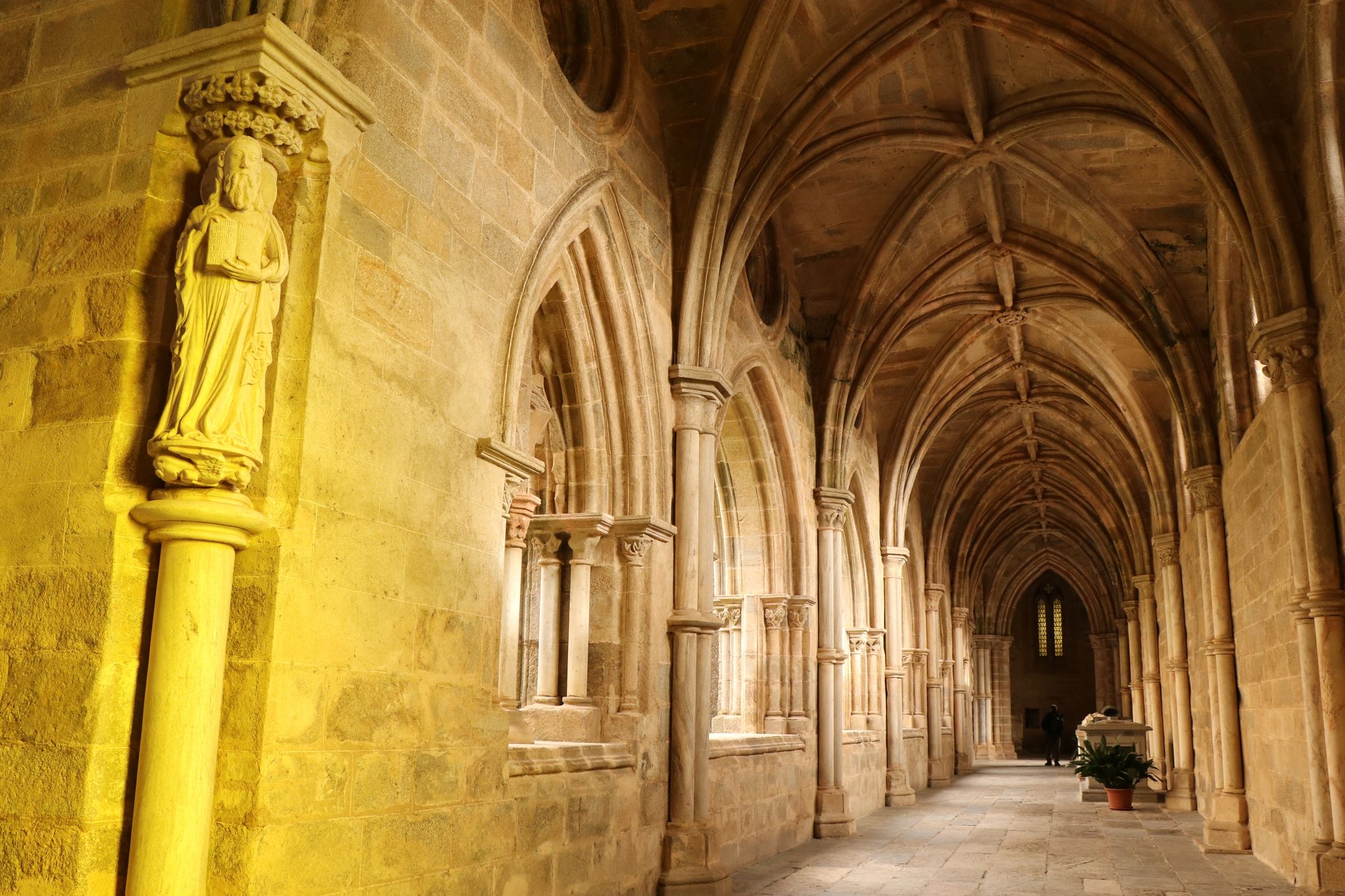 corridor of Cathedral of Évora.