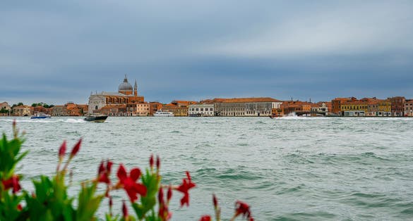 photo of view of A normal day in the beautiful city of Venice. View of the corridors, roads and bridges of the beautiful cities of Venice, Italy.