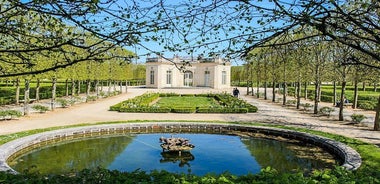 Versailles Palace & Marie-Antoinette's Estate Private Guided Tour with Lunch