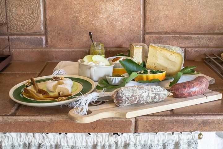 Small-group Street food tour in Pavia