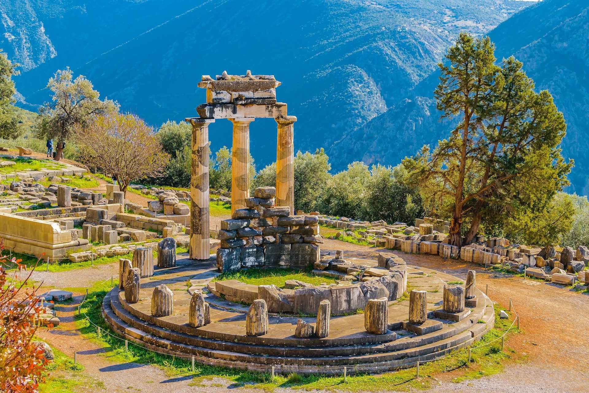 From Athens: Private Delphi and Thermopylae Guided Day Trip