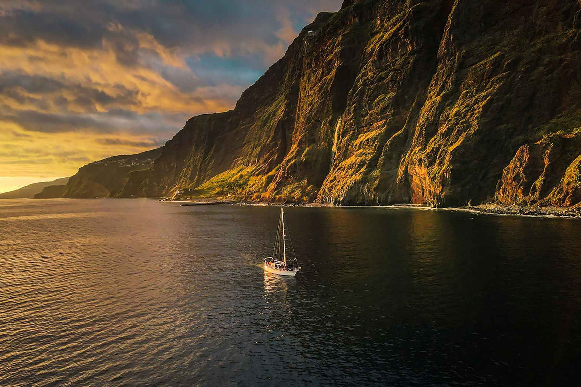 Funchal: Sunset Sailing Tour