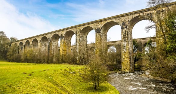 Photo of the aqueduct and the railway viaduct at Chirk, Wales.