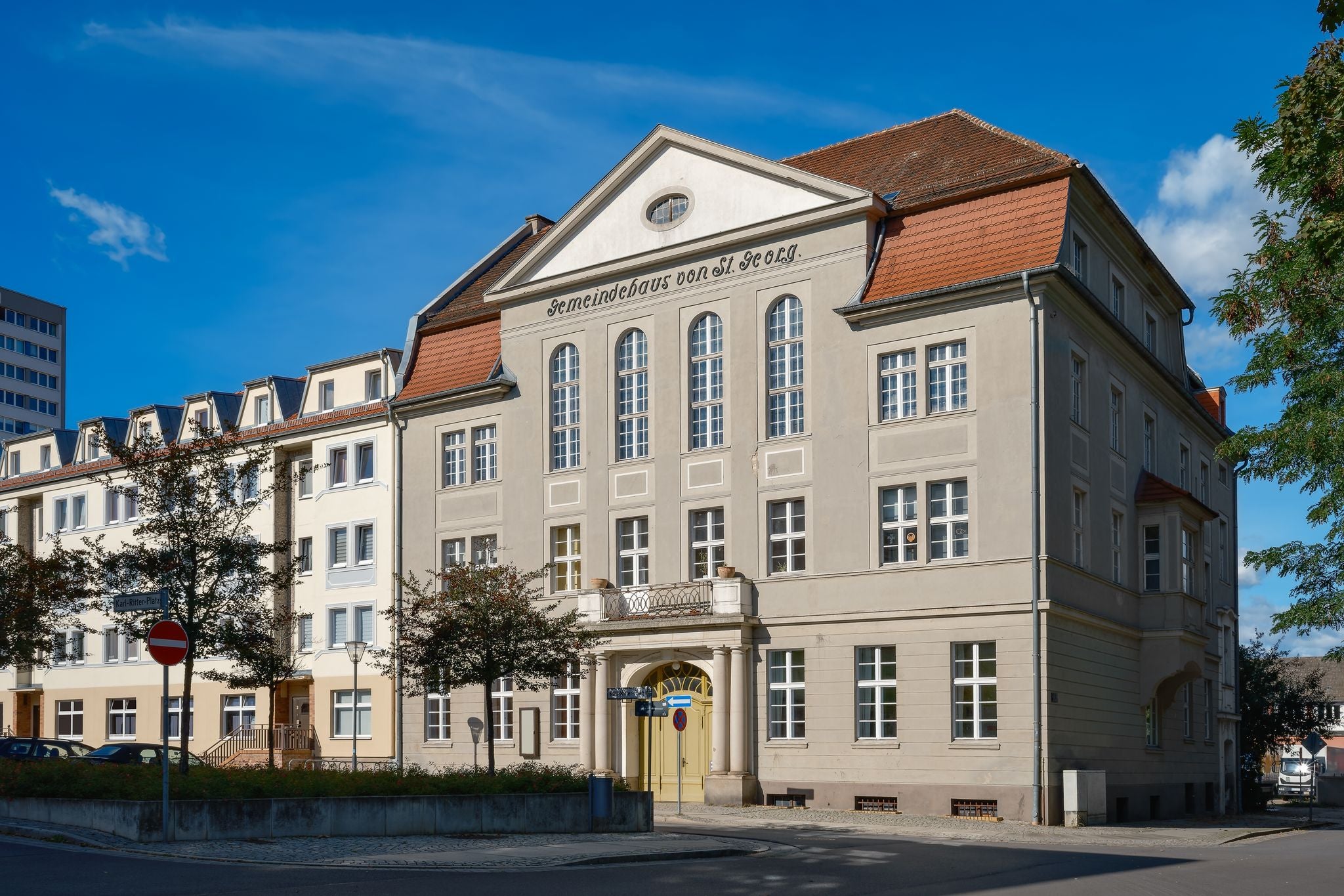photo of Listed protestant clergy house "St. Georg" in Frankfurt (Oder) - German inscription: "Gemeindehaus von St. Georg" ("Parish house of St. Georg"), other inscriptions and graffiti daubs were removed.