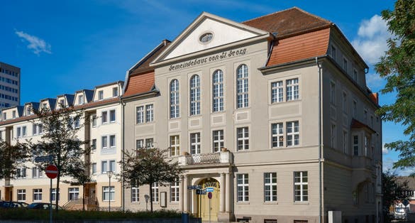 photo of Listed protestant clergy house "St. Georg" in Frankfurt (Oder) - German inscription: "Gemeindehaus von St. Georg" ("Parish house of St. Georg"), other inscriptions and graffiti daubs were removed.