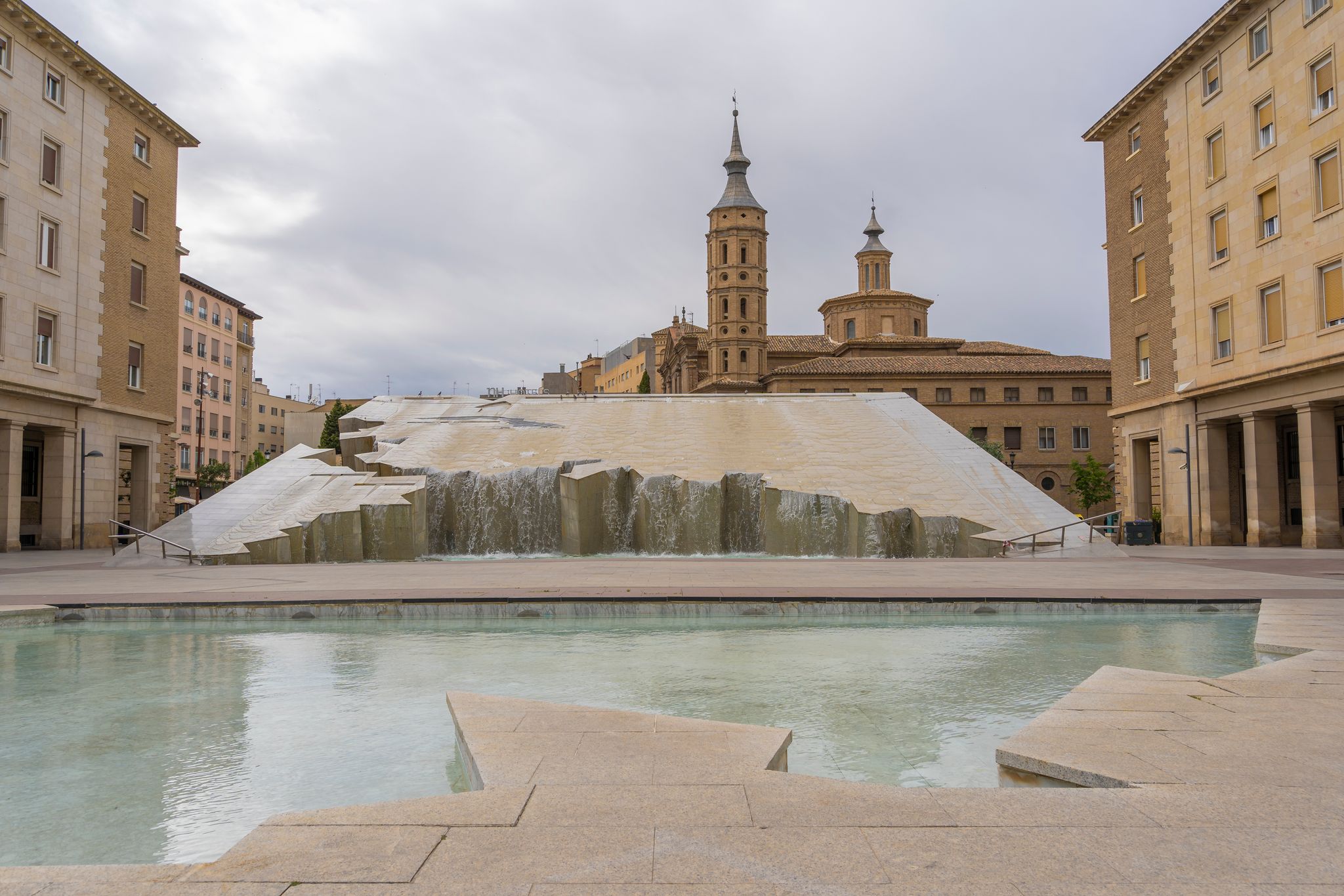 Photo of "Fuente de la hispanidad", fountain located in Zaragoza, Spain.