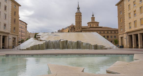 Photo of "Fuente de la hispanidad", fountain located in Zaragoza, Spain.