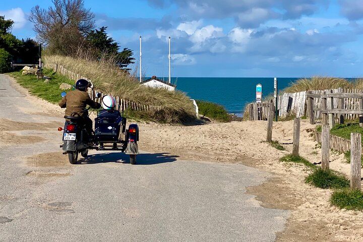 DE Saint Malo to Cancale EN vintage sidecar with driver