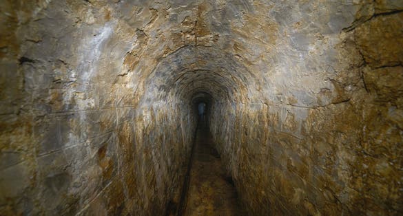 photo of Bourbon aqueduct tunnel .