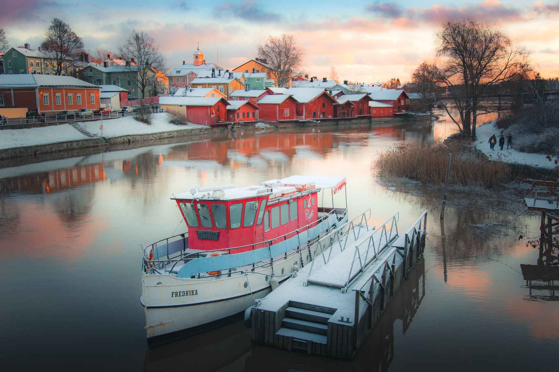 Helsinki: All highlights & Medieval Porvoo by VIP Car
