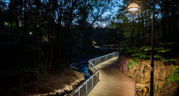 Nedre Foss park, Grünerløkka, med hovedbygningen Nedre Foss gård og siloen Grünerløkka studenhus