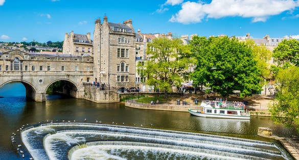 Photo of the Pulteney Bridge on River Avon in Bath, England.