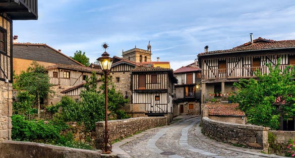 viPhoto of view of the bridge entrance to the picturesque rural village of La Alberca in Salamanca, Spain