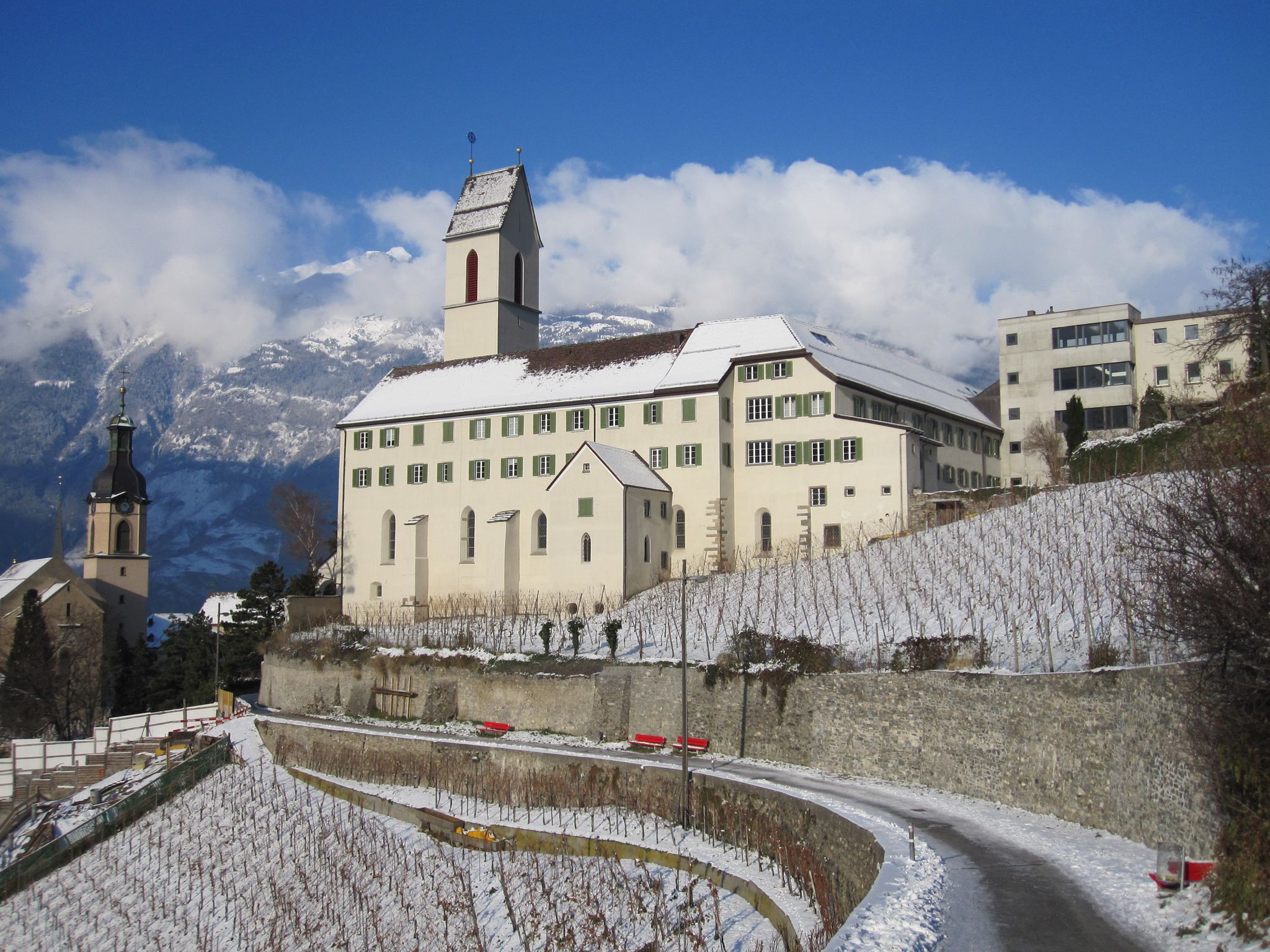St. Luzikirche in Chur (links Kathedrale, rechts Bündner Kantonsschule)