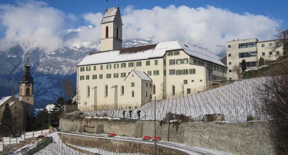 St. Luzikirche in Chur (links Kathedrale, rechts Bündner Kantonsschule)