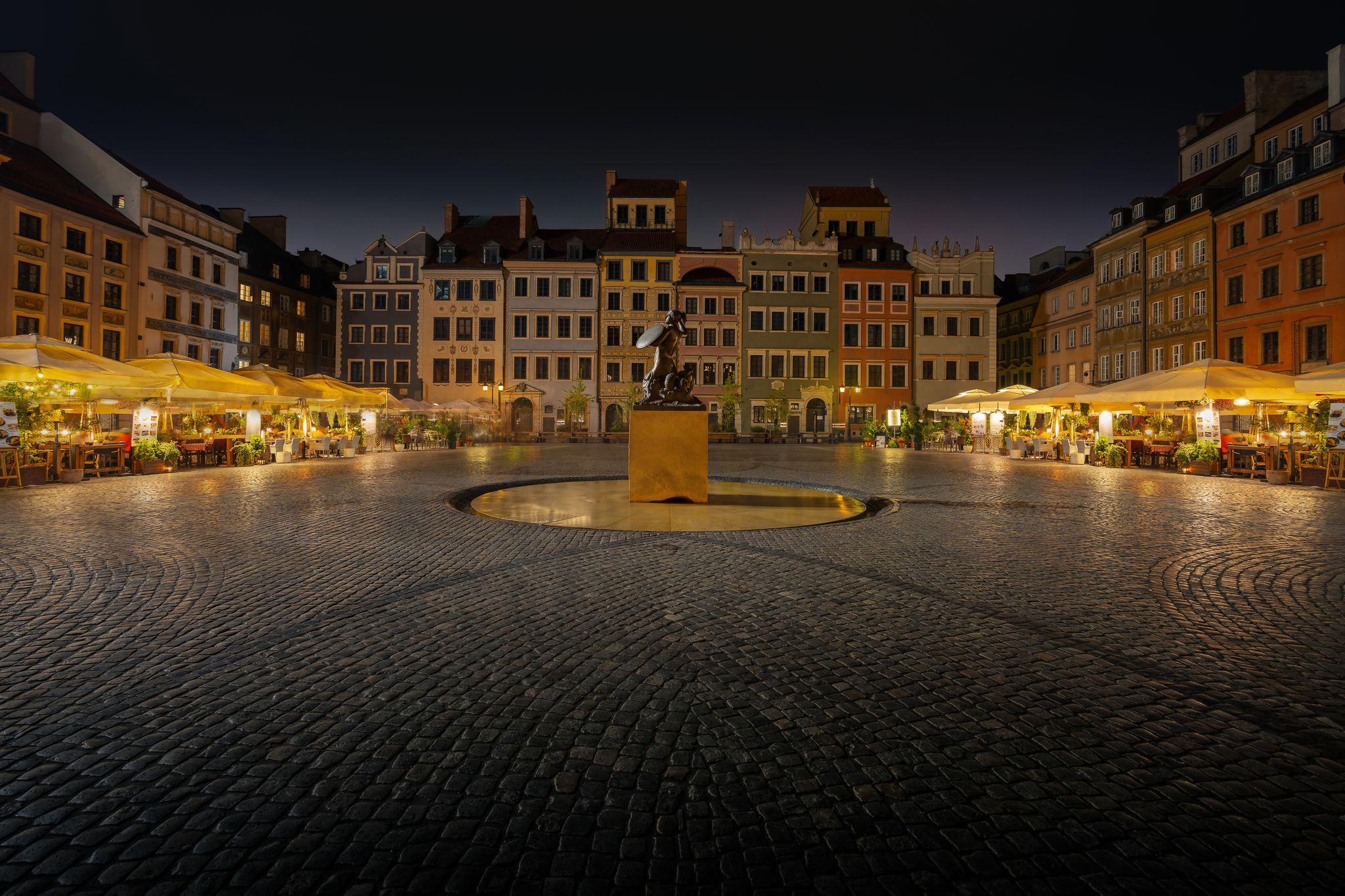Photo of Old town square in Warsaw at night, Poland.
