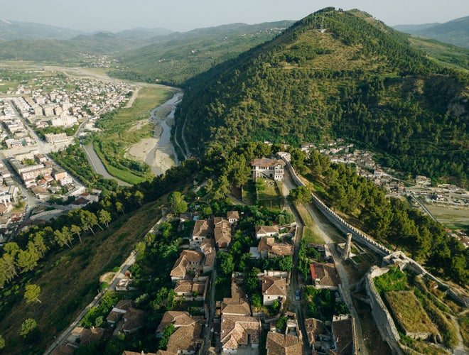berat castle viewed from boulevard Republika.jpg