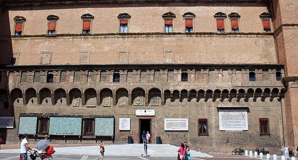 photo of Biblioteca Salaborsa .